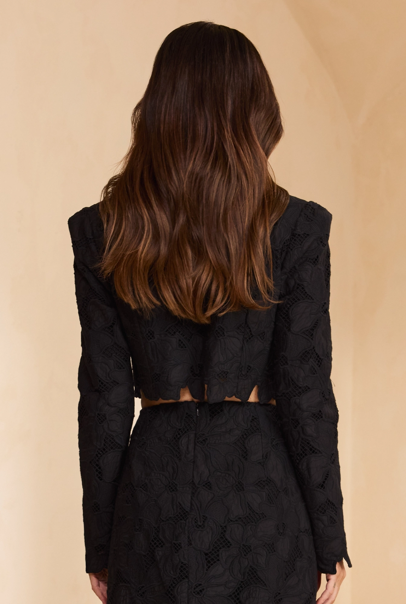 Jodie – blusa negra con motivo bordado calado