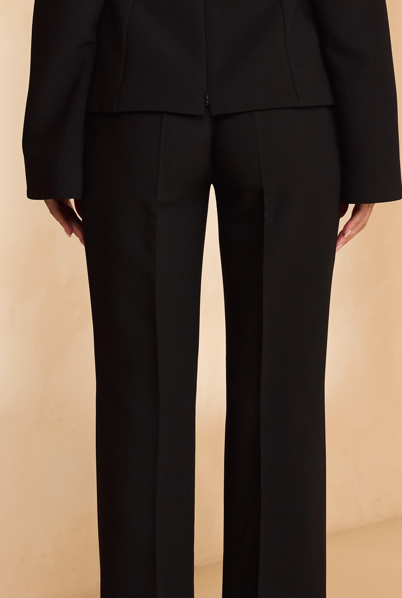 Quelo – pantalón negro de pierna acampanada