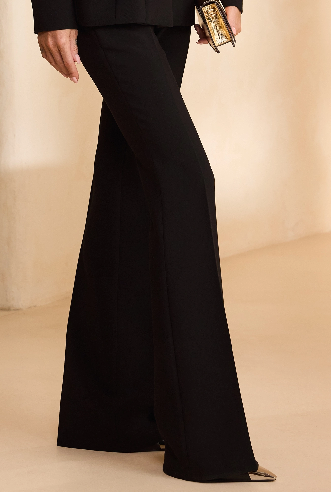 Sevil – pantalón negro de pierna acampanada