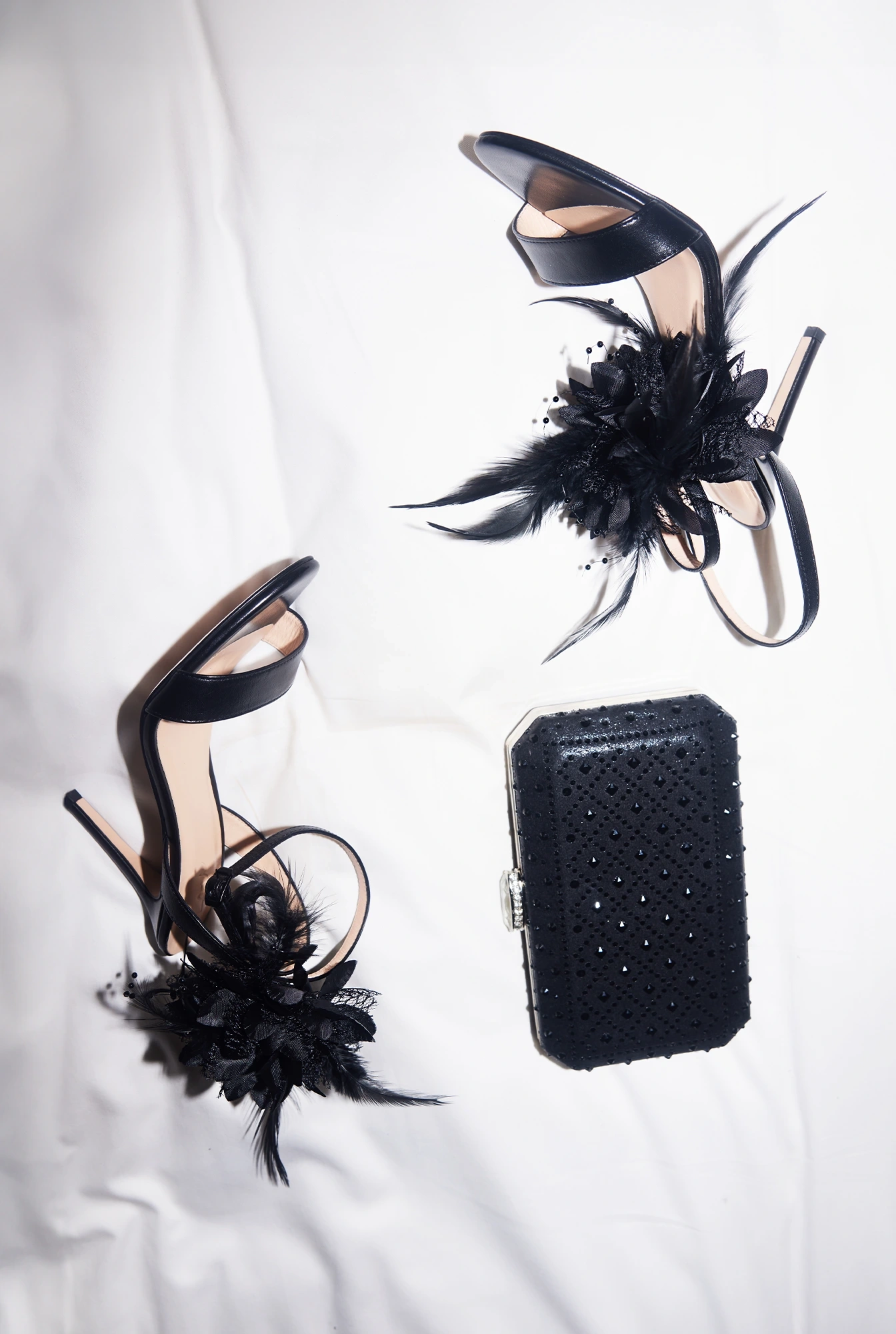 Brinley - Stilettos clásicos negros con flor de clip emplumada